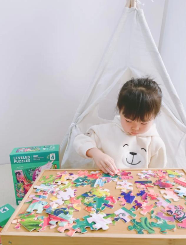 拼图宝宝越玩越聪明爸妈需要引导,妈妈教14个月宝宝玩拼图