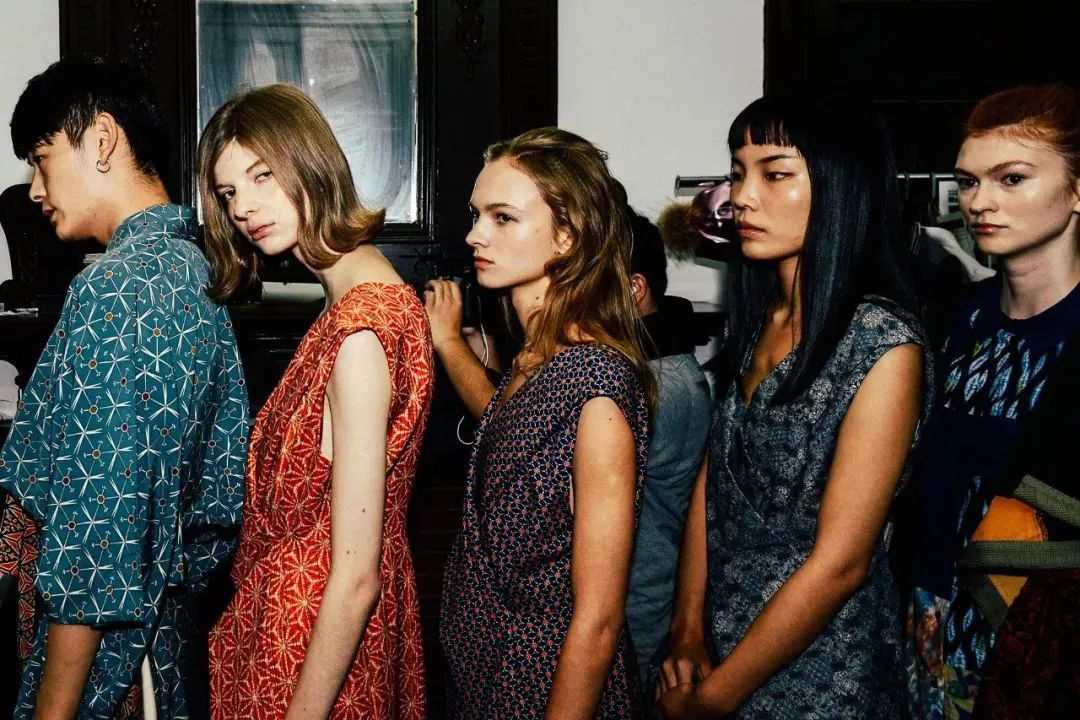 旧衣服真的不要扔这样改造美翻了,旧衣服不要扔这样改造美翻了