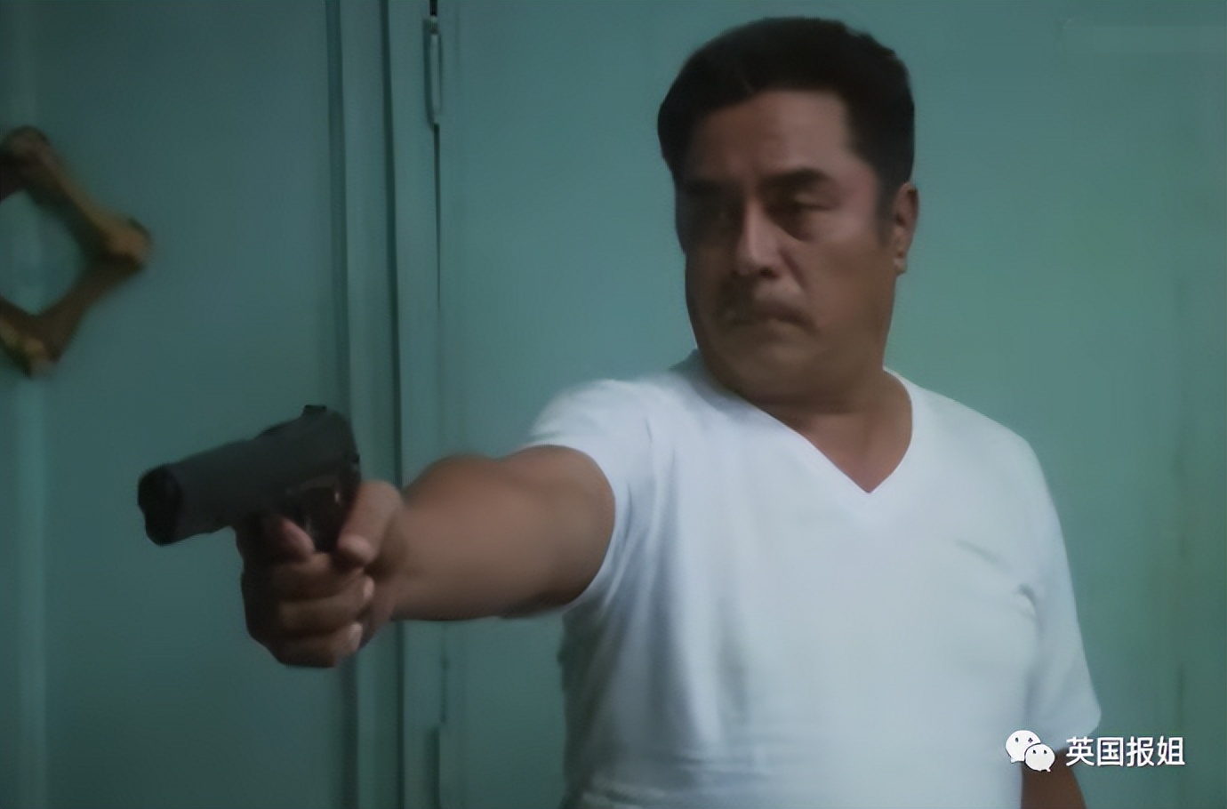 外国父亲“深爱”女儿，为阻止她嫁人离开，枪杀女儿女婿后自杀