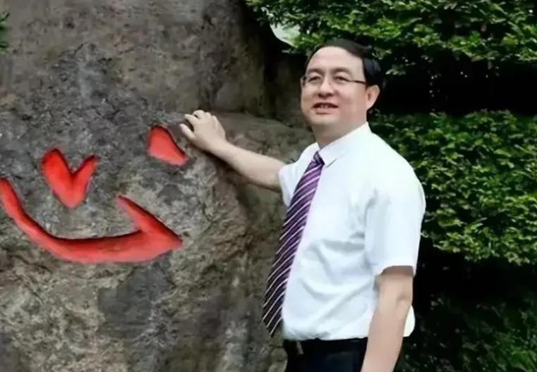 30亿元=34.5吨！原足协主席的钱，摞高能爬上峨眉山金顶