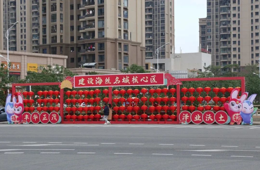 新春走基层年渐近年味浓,新春走基层石头村高挂迎客来
