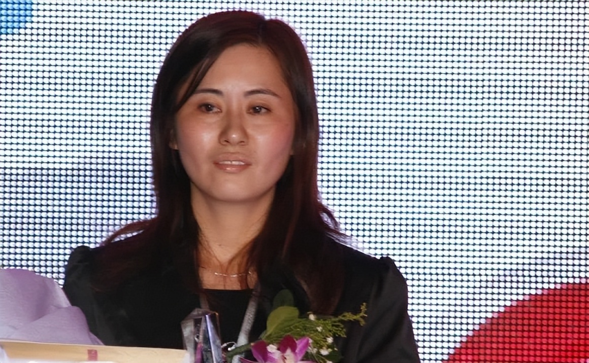 比董明珠还能干？丈夫跳楼自杀，她却造出一个4000亿金融帝国