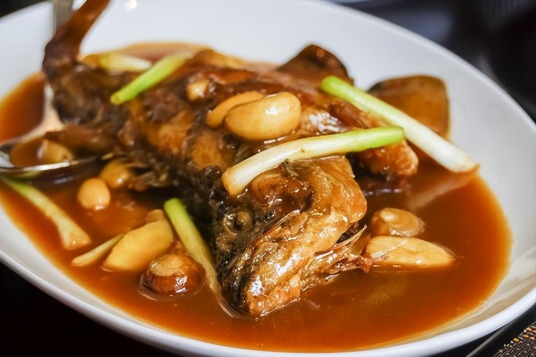 炖鱼要想去腥，别再放料酒了，只需多放2样，鱼肉香嫩，腥味全无