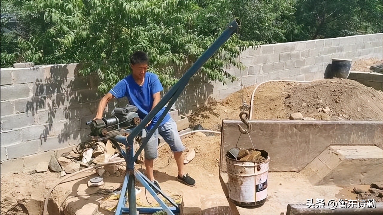农村挖水井如果你不是内行，那可要注意打井师傅给你留的坑哟