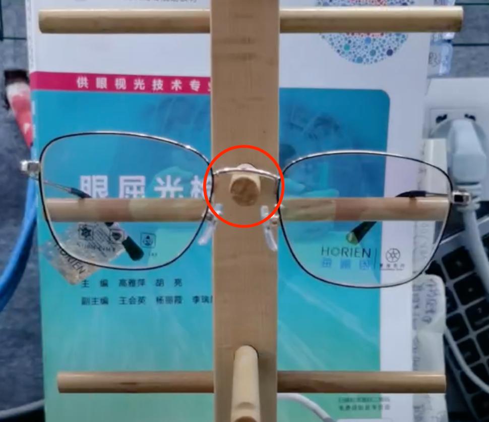 眼镜腿歪了怎么调整回去,眼镜总是戴歪怎么办