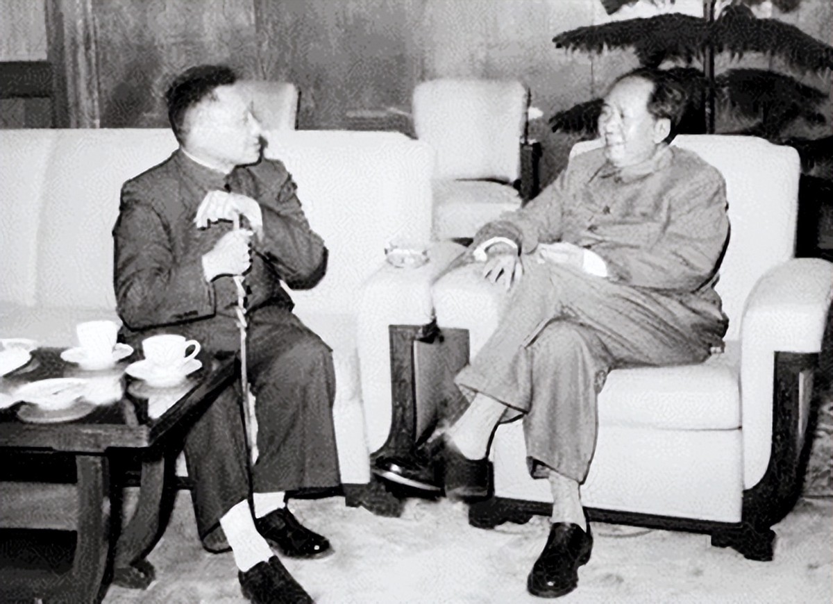 1974年，毛主席指着70岁的*小平邓**说道：香港回归是你们的事情