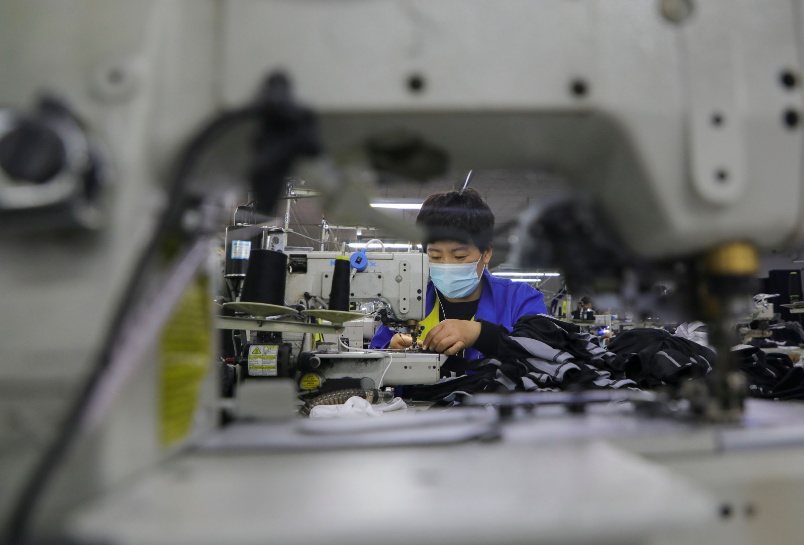 在美国，中国制造的衣服鞋子越来越少，电器家具却越来越多