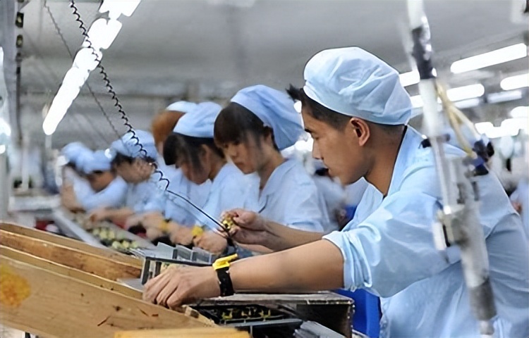 地摊日入9000？普工一年涨薪5元，年轻人逃离工厂是明智选择吗？