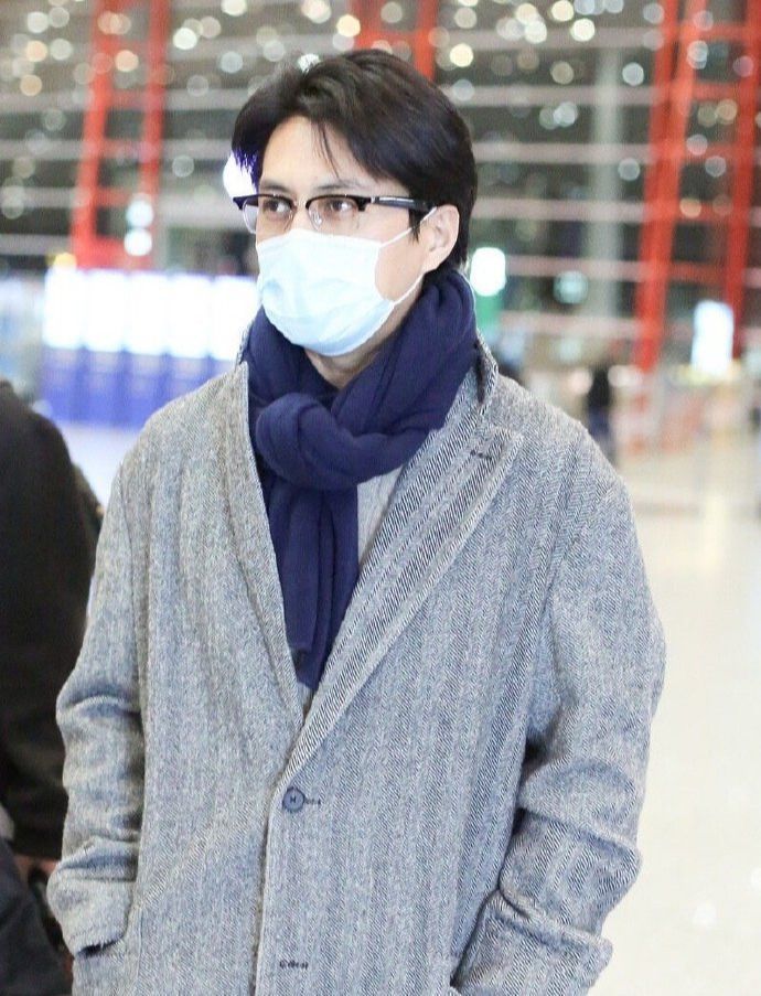 男人过了40岁尽量别留长发、梳油头！推荐这4种发型，清爽更有型