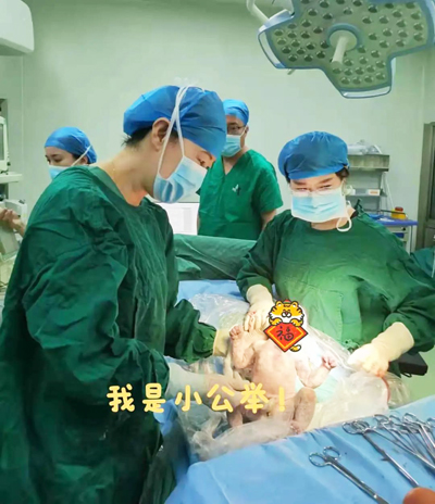 孕产妇艰难分娩,历经保胎艰辛终于儿女双全