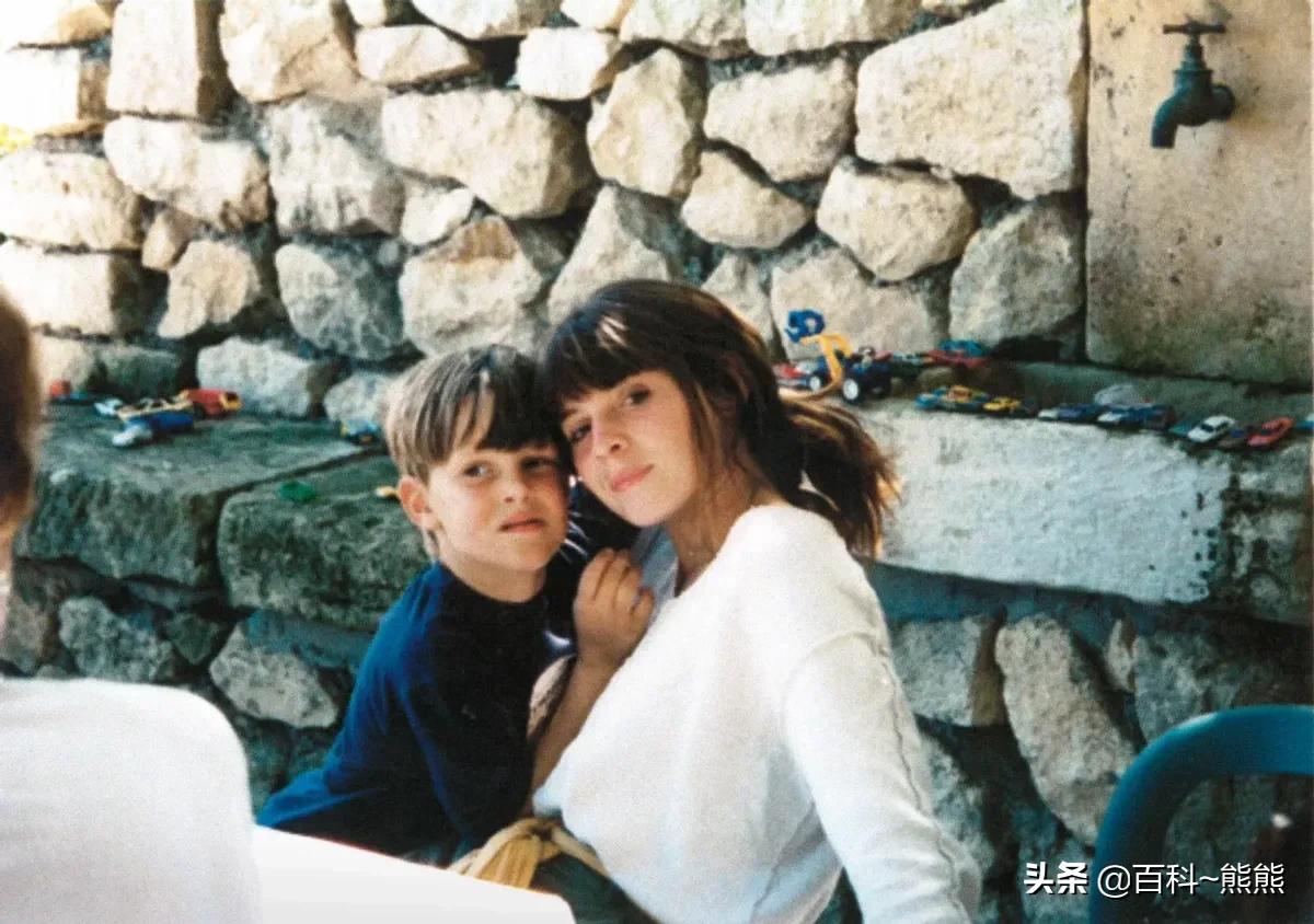 “我不做衣服，我讲故事”