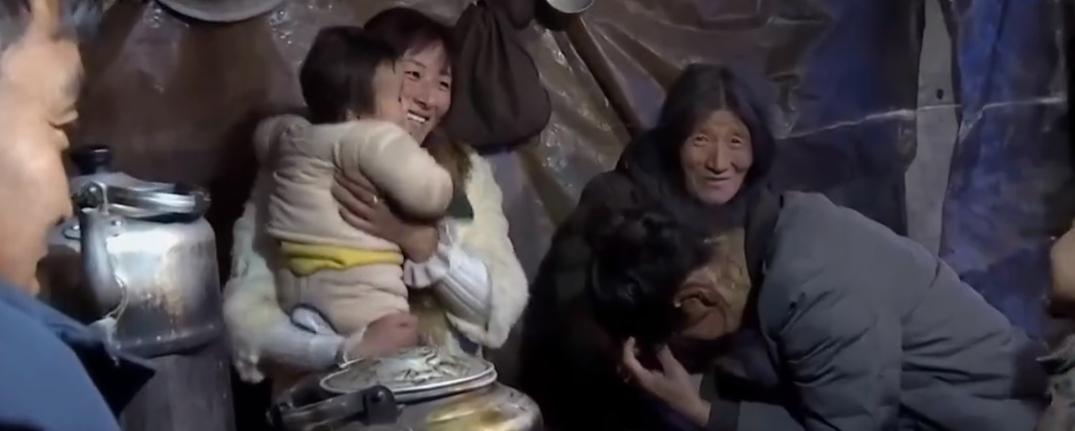 藏族女孩19岁跟男友私奔，因没身份证，遭家暴后等了20年才回到家