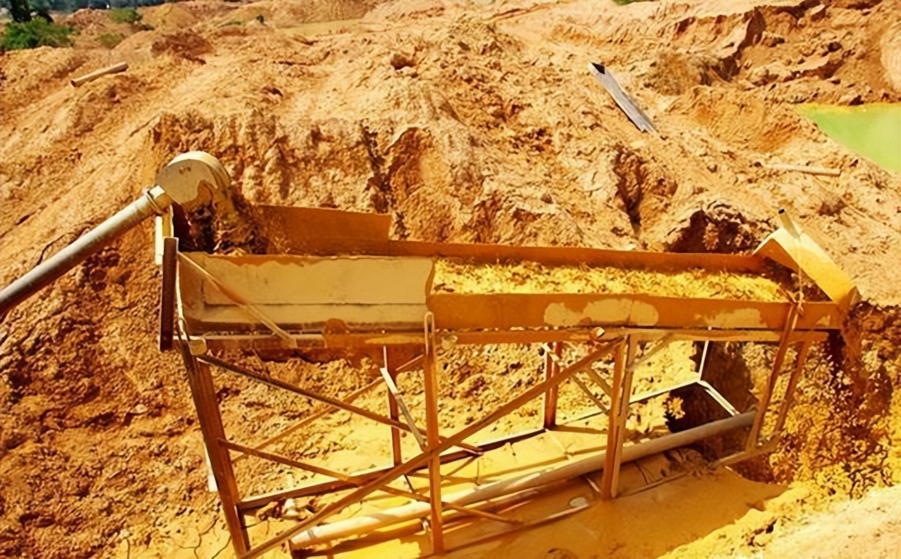 广西“上林帮”非洲淘金记：为钱殊死搏斗，常备200克金子保命