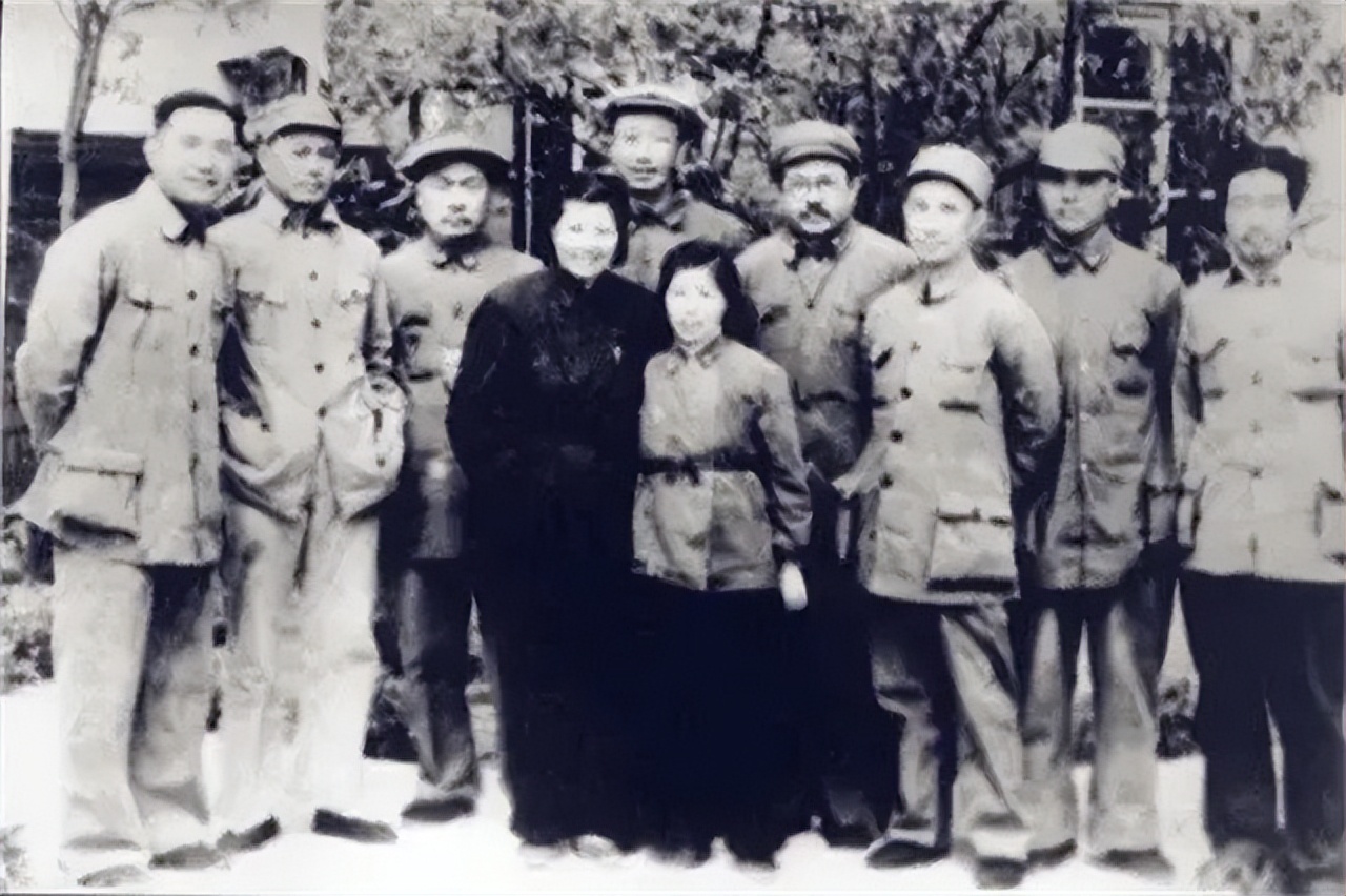 柯庆施任上海市长，被*员复**军人拦车，柯庆施：放开他，诉状收过来