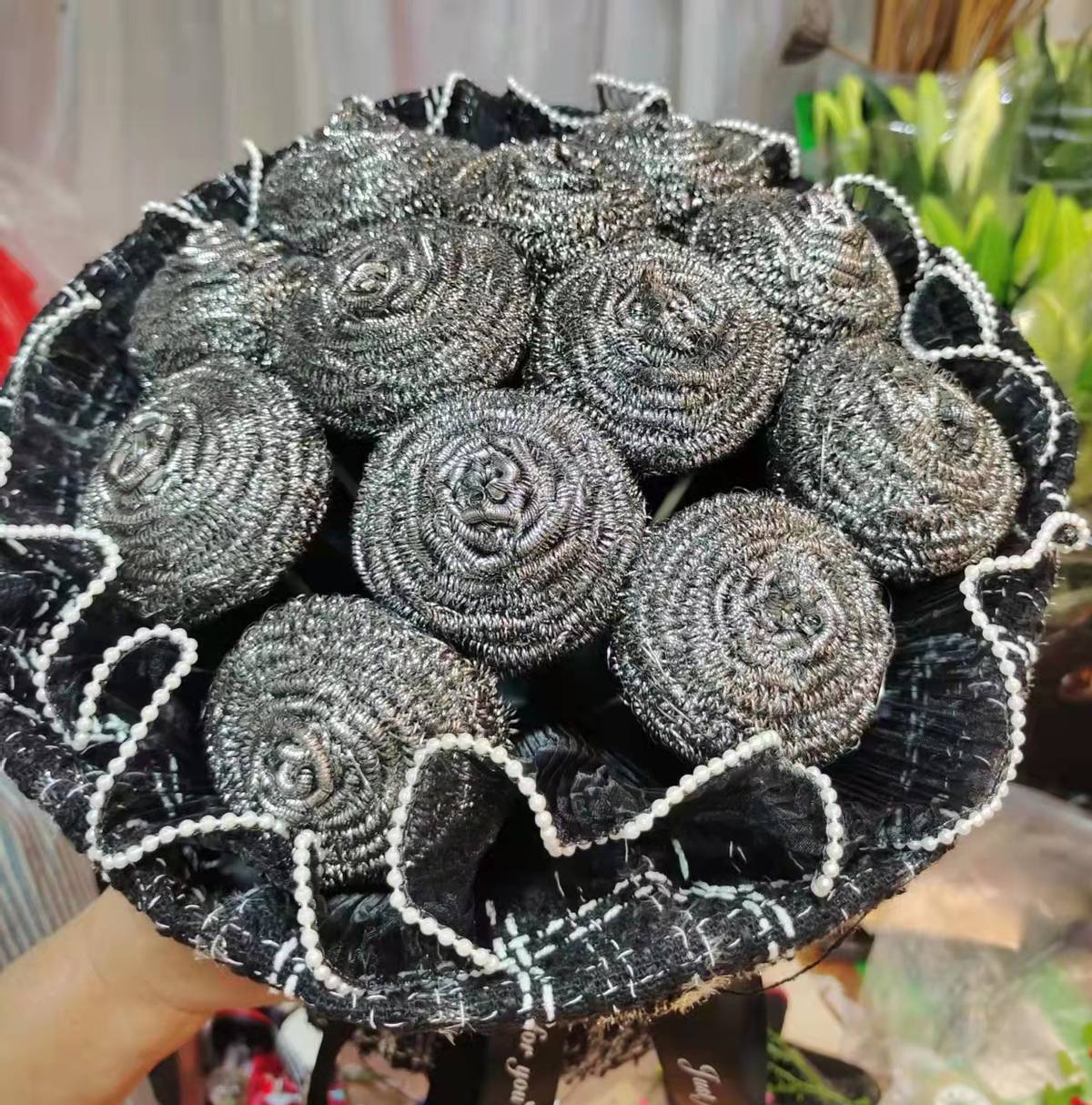 “5·20”鲜花市场:钢丝球花束、香烟花束演绎“来自郑州的浪漫”