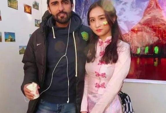 某大学黑人“陪读女”：甘愿当贴身秘书！网友提醒遭怼，别来管我