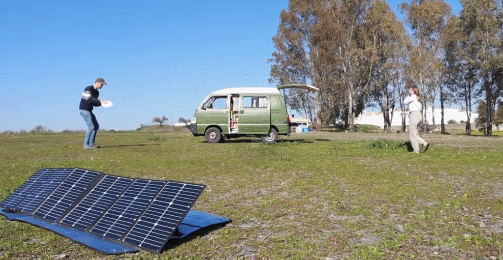 房车里的蜗居生活,国外夫妻房车生活