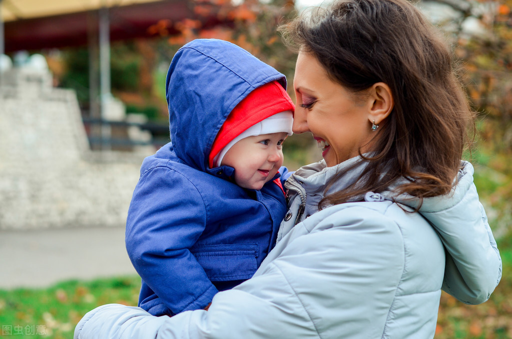 嘴唇开裂出血是什么原因,下嘴唇反复脱皮开裂出血结痂
