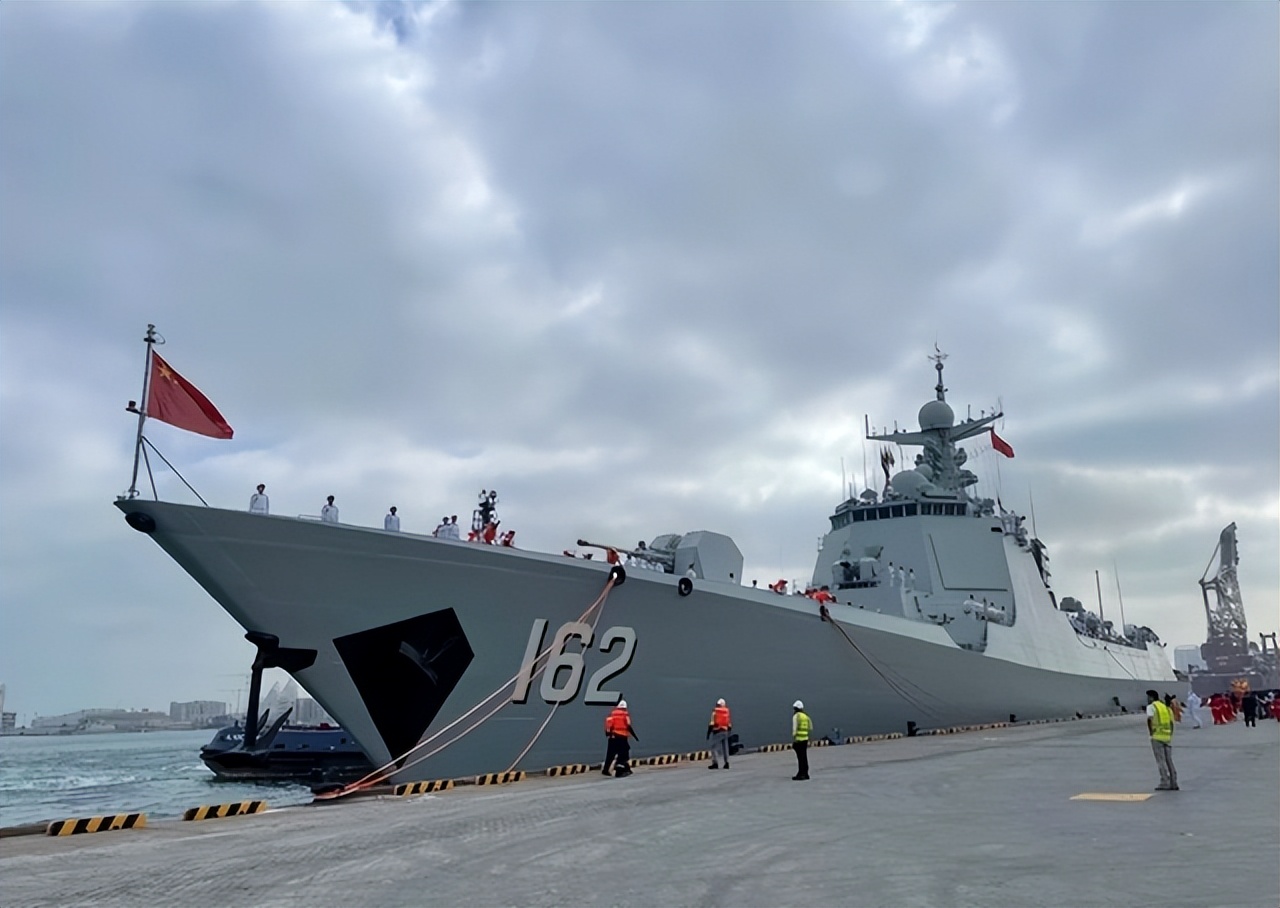 052D湛江舰抵达马来西亚：美国军舰锈迹斑斑，中国军舰像新的一样