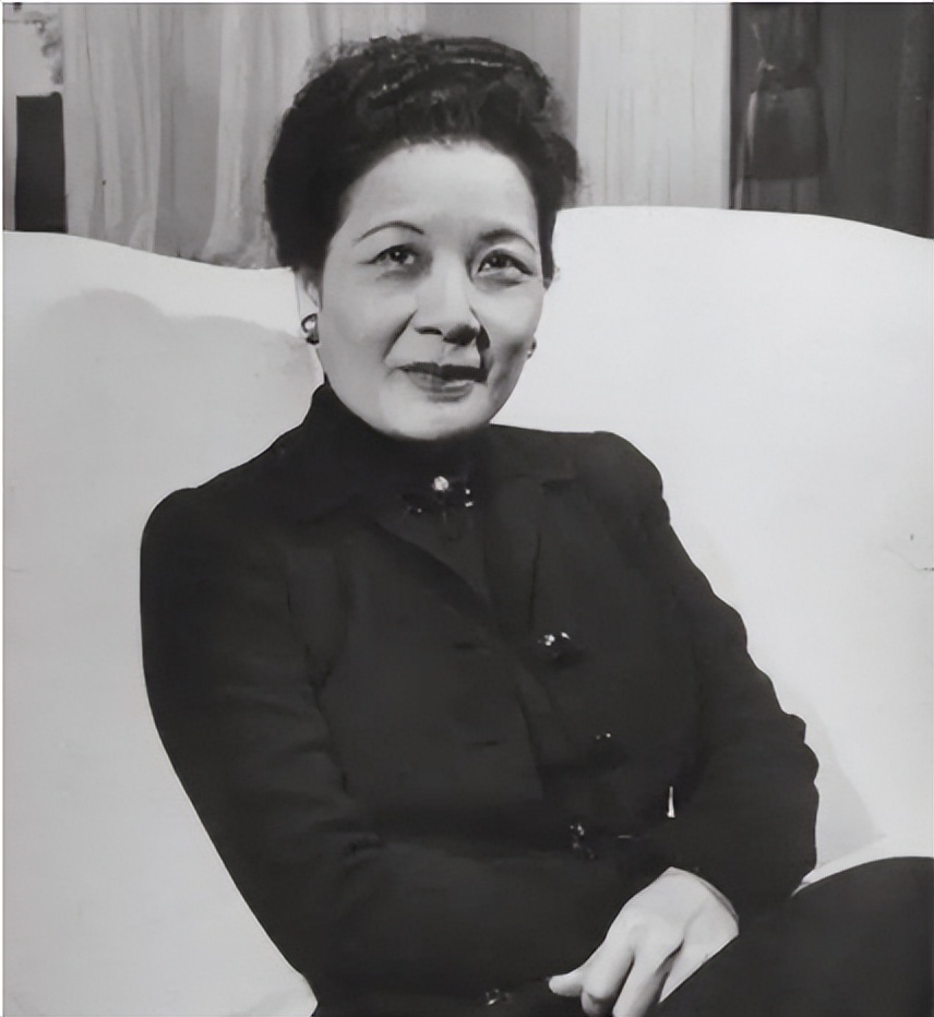 那些赞扬宋美龄的人都是谁？中国第一夫人的称号她配吗？