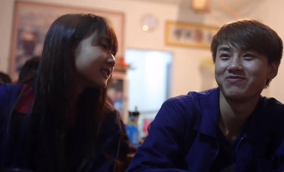 20岁小伙在工厂流水线,小伙工厂上班一天站11个钟