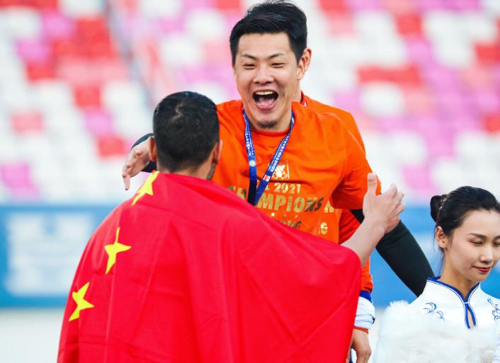 泰山归化球员德尔加多,山东泰山球迷举中国国旗