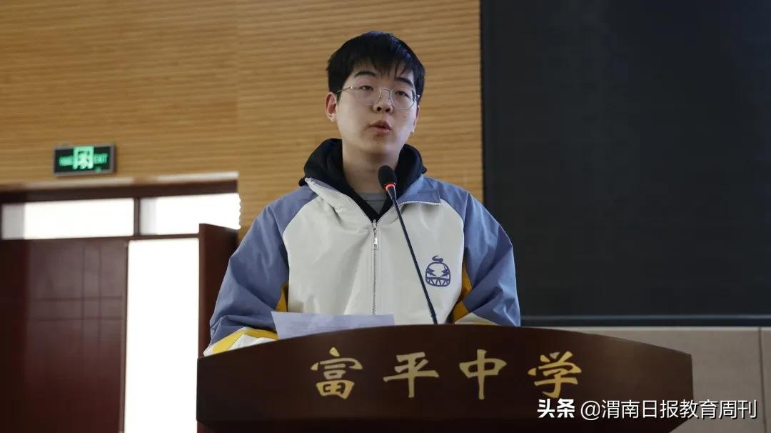 回母校给学弟学妹加油,大一新生回高中母校报喜