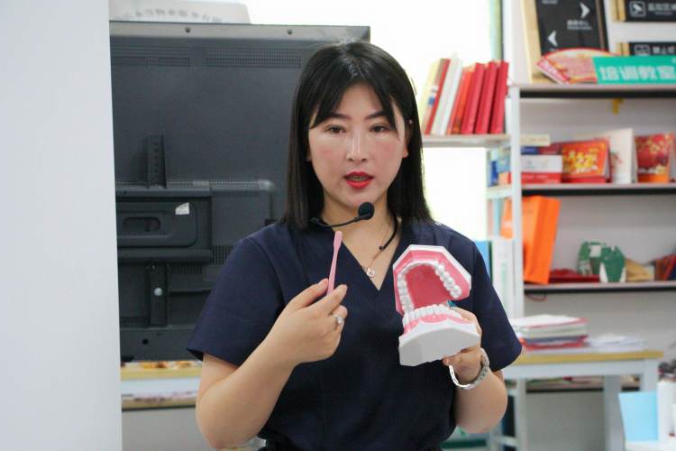 美齿口腔百场公益讲座到市女企协会会员单位创天中商务服务公司