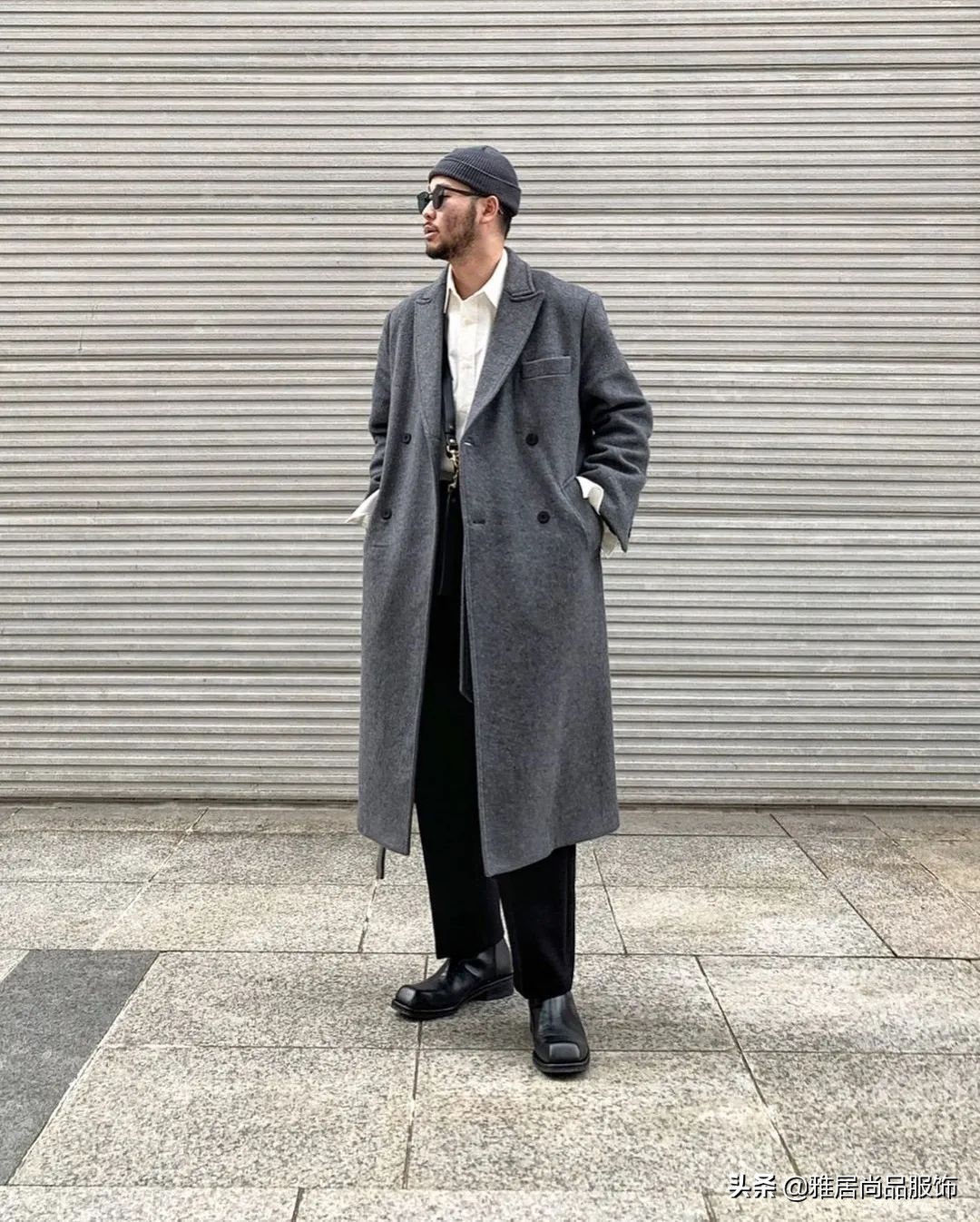 男士黑色大衣内搭什么颜色打底,男士穿大衣怎么搭配裤子和鞋子