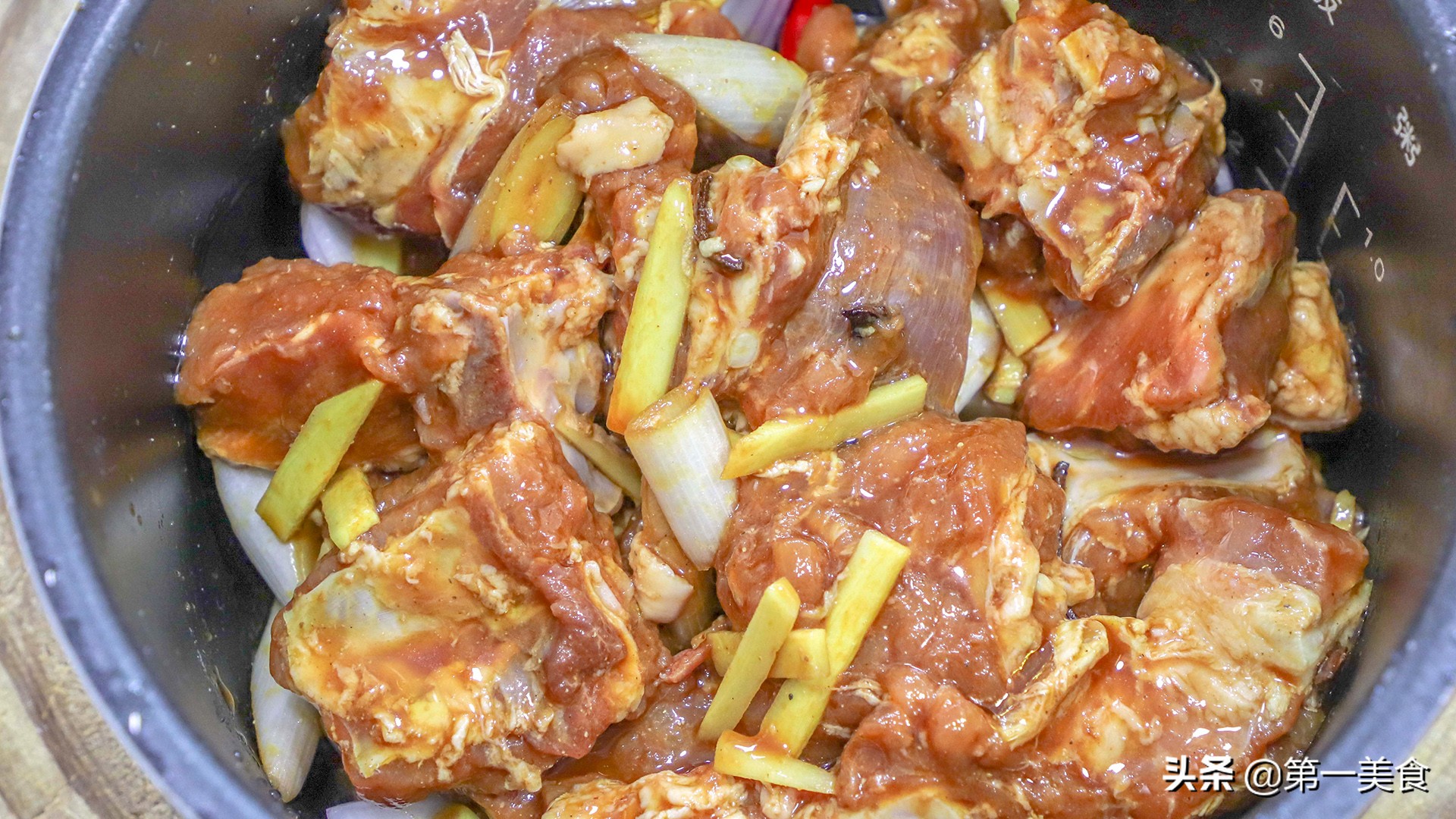 排骨直接焯水,难怪又腥又柴!记住3步,软烂可口,香到骨头里