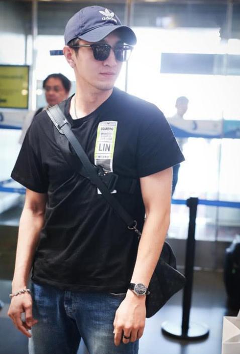 白t恤多种穿搭法男,男人一件t恤30种搭配怎么穿都时髦