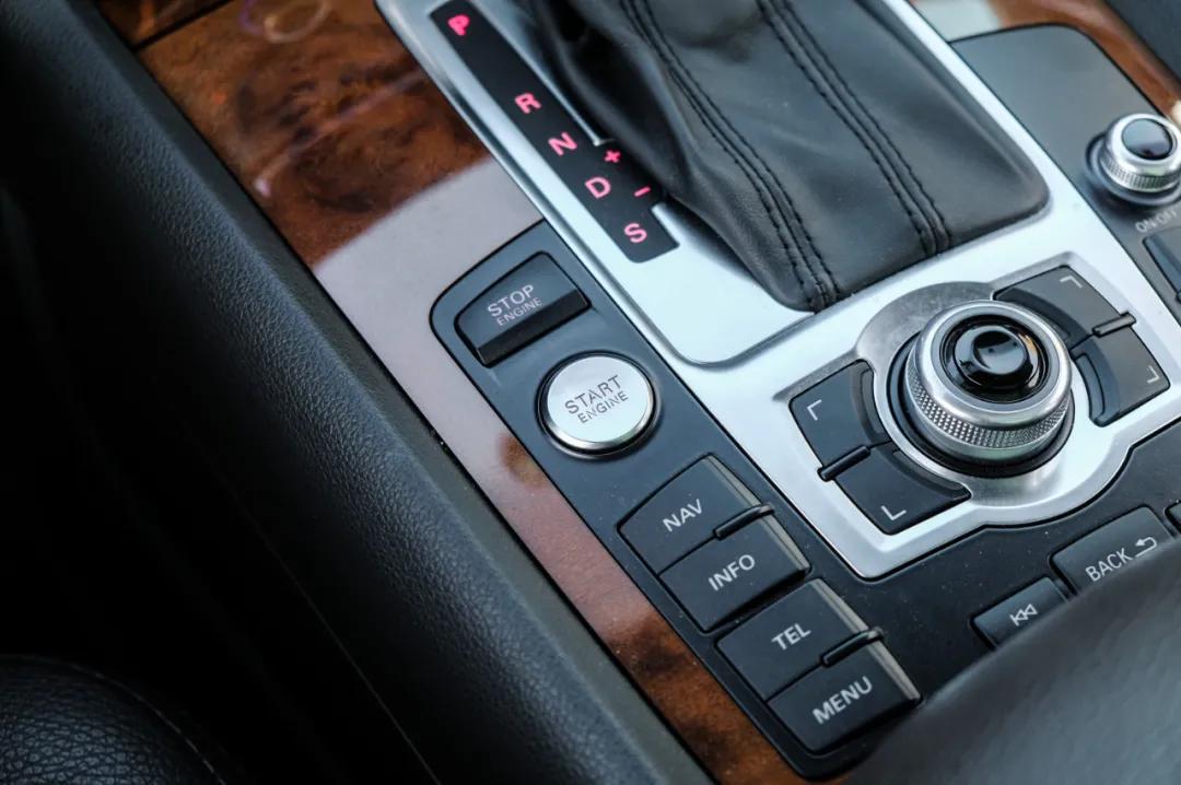 奥迪q7quattro脱困强大到可怕,奥迪07款q7quattro雪地爬坡