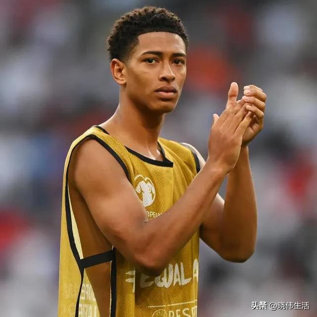 小白看国足,贝林厄姆小球迷回头