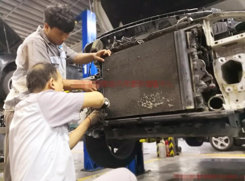 修路虎的机修小哥,维修路虎揽胜汽油3.0专业师傅