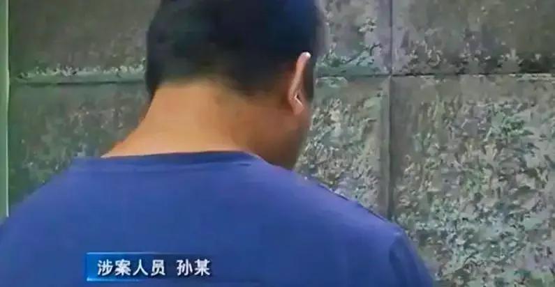 陪媳妇的同事吃烧烤，买烟的功夫顺便嫖个娼，人才啊！