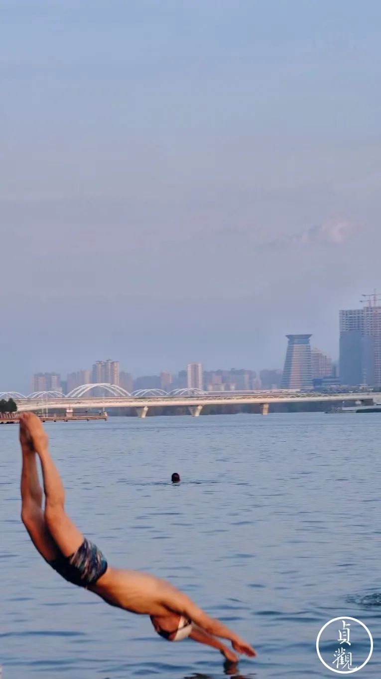 夏天过去了，护城河里没有出现一个划桨板的西安人