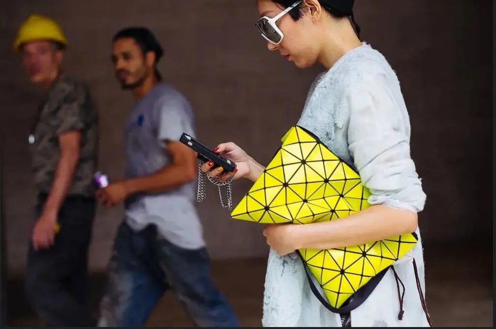 观点|一块布，永恒褶皱：给乔布斯设计黑色毛衣的三宅一生去世