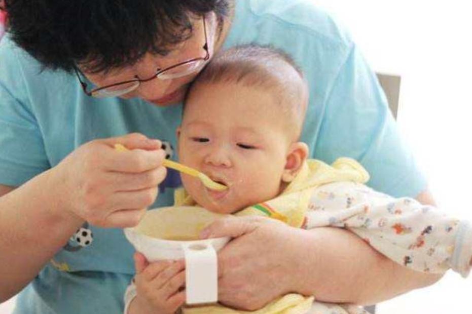 宝宝吃蛋黄长疹子还可以继续吃吗,六个月宝宝吃蛋黄过敏长红疹