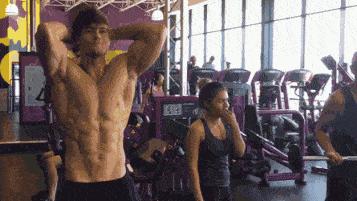 *拍偷**男被196cm肌肉男放倒制服，网友感叹：这体格一般人不敢惹