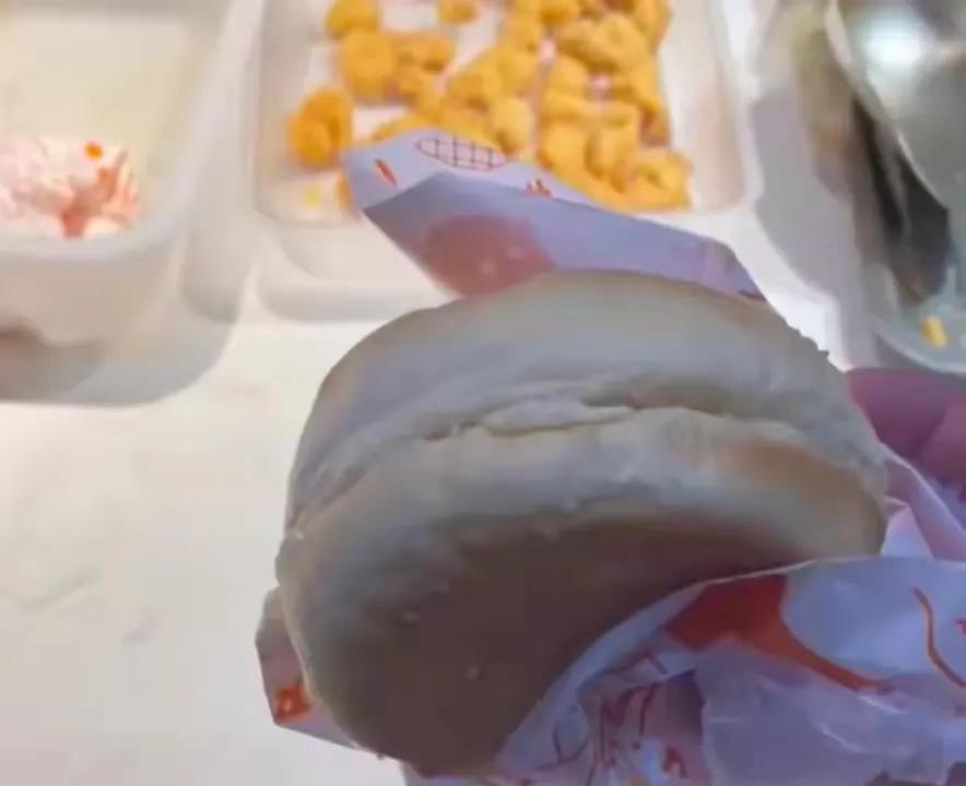 男子买汉堡买到假汉堡,男子服务区买汉堡只有2片面包