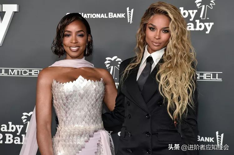 欧美明星时尚街拍2019年7月30日,欧美老年时尚博主穿羽绒服街拍