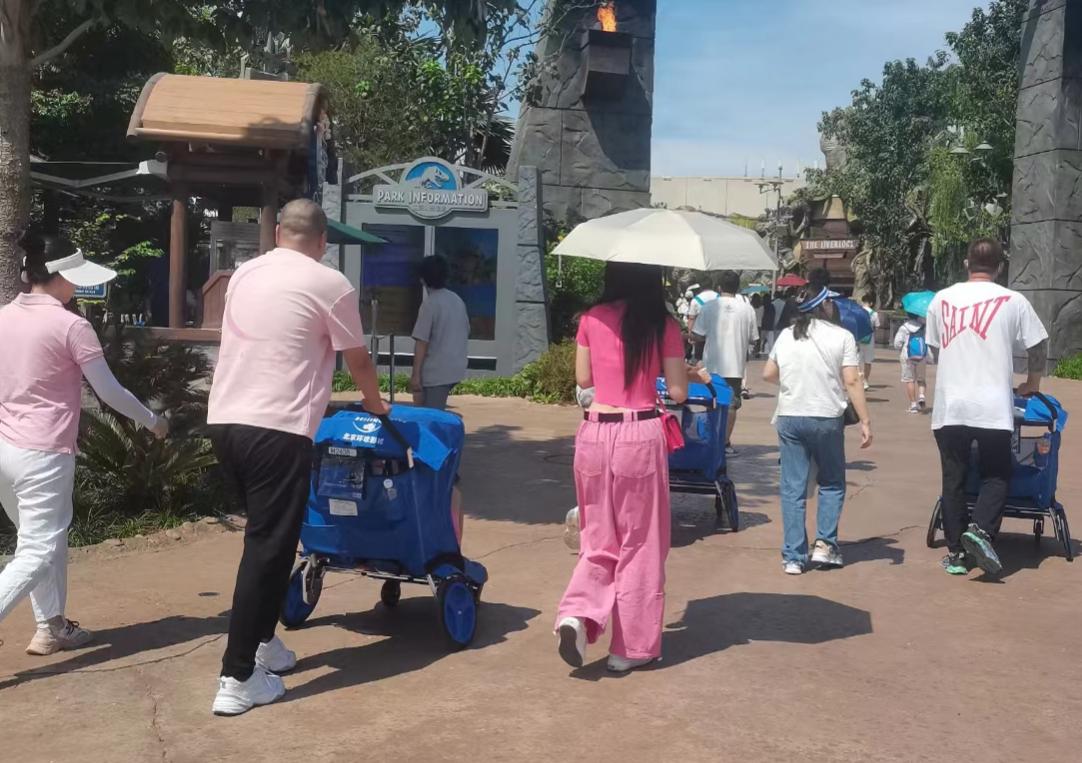 董璇一家三口穿亲子装合体！高云翔剃光头遭冷落，全程卖力推女儿