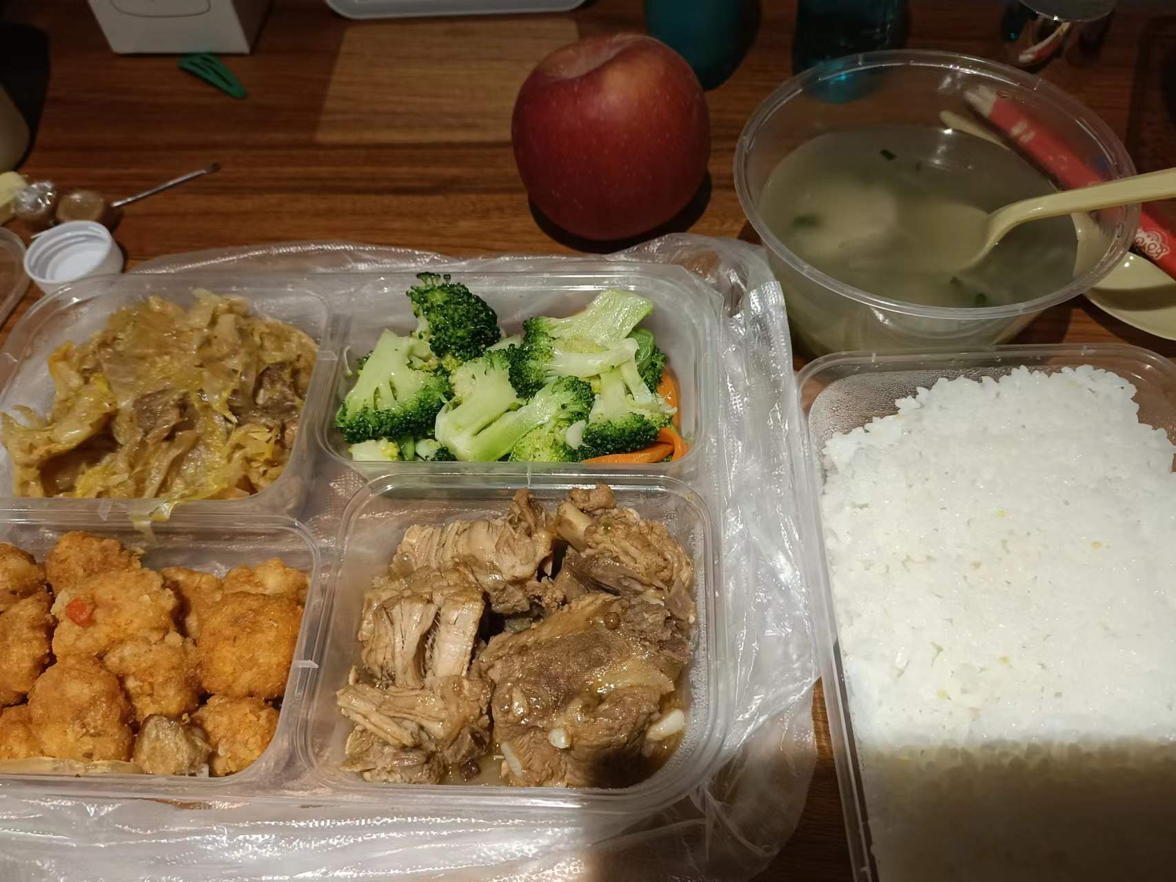 疫情里的大学校园：院长骑三轮车送饭，辣味零食成”硬通货“，上厕所要排号