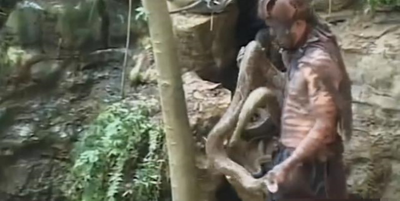 湖南嗜血野人：7岁掉入天坑，生吃蛇鼠存活8年，结局让人哭笑不得
