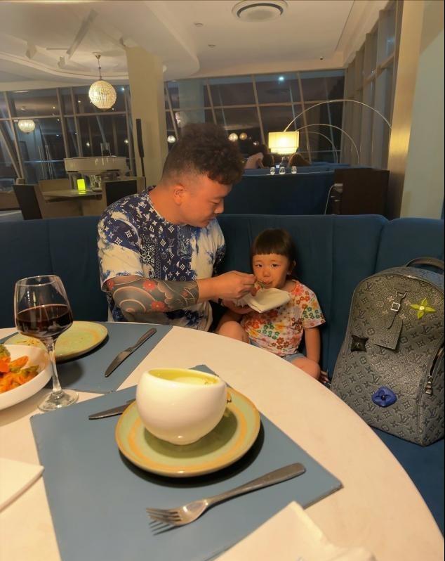 我，32岁奶爸，独自在非洲带娃创业，为了孩子安全，每天带俩警察