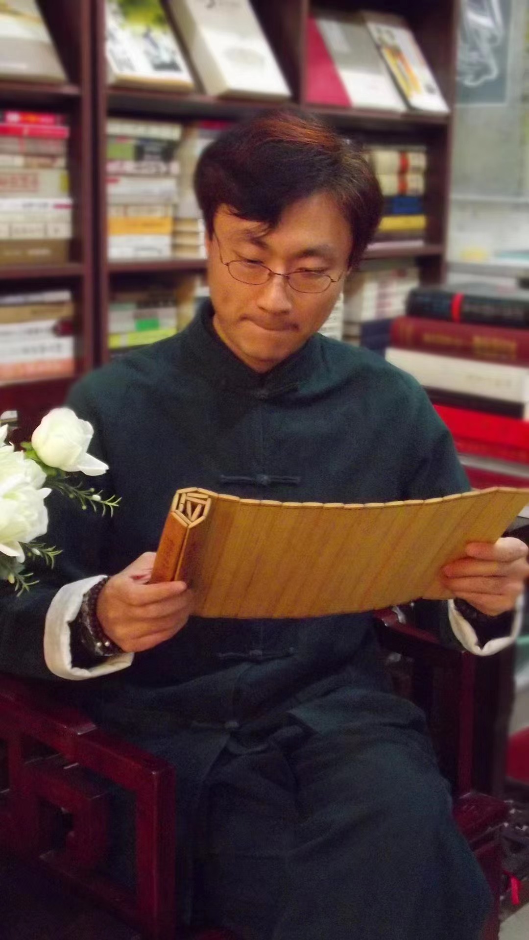 中华姓氏研究院院长冯志亮:修家谱编家史写传记,探究姓氏与民俗