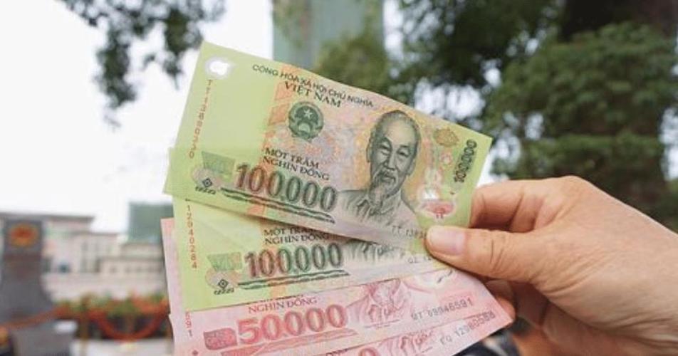 越南路边上成捆的人民币,越南大街上为何摆放成堆人民币