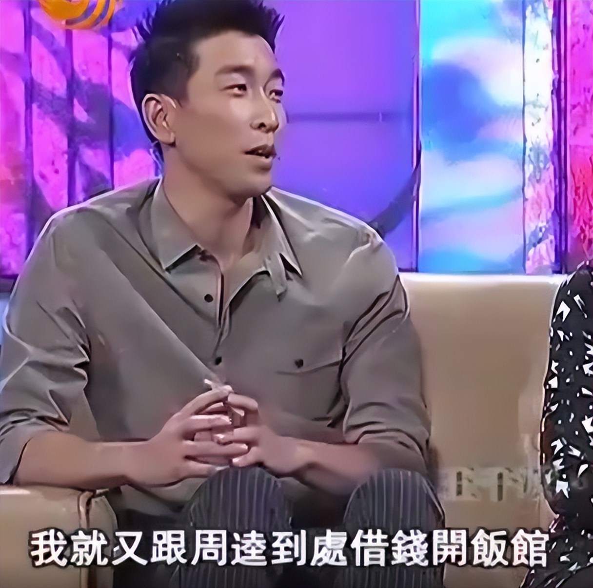 王*源千**上演《惊天救援》，拿影帝无人知，和圈外女友裸婚恩爱26年