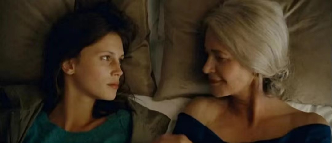 法国影片《花容月貌》以超现实的手法表达了什么？