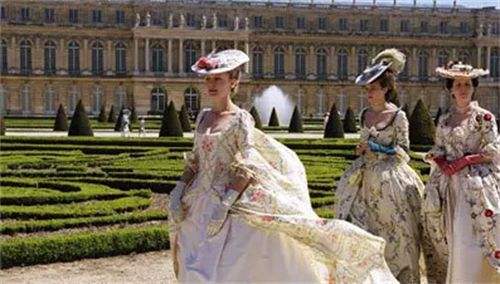 贵妇在裙子里如厕，敌人爬“屎墙”攻城，千年不洗的中世纪多臭